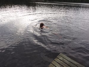 湖で泳ぐ