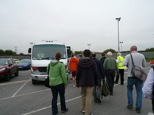 バスに乗り込む見学ツアーの参加者たち