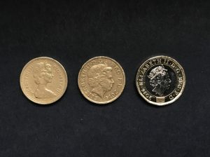 新旧の1ポンド硬貨