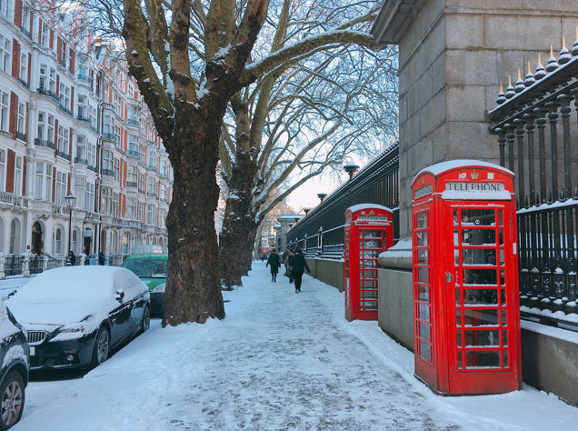 雪と赤い電話ボックス